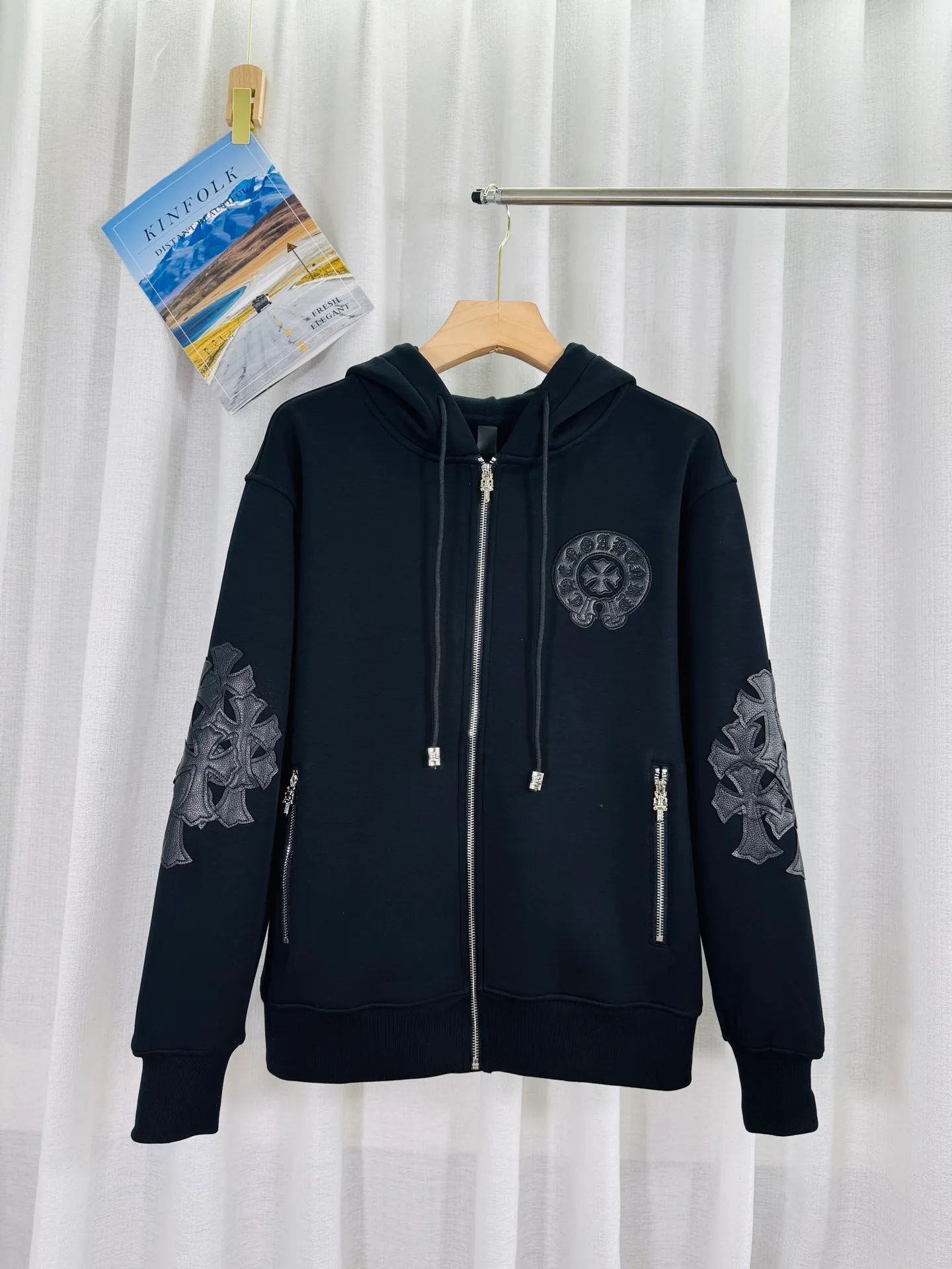 P380 top version, real shot without P, ​​different from market currency) 𝗖𝗵𝗿𝗼𝗺𝗲 𝗛𝗲𝗮𝗿𝘁𝘀/Cro Heart 2025 washed and burned flower patch embroidered autumn and winter new original single counter American patchwork 3D three-dimensional couple casual cardigan plus velvet jacket 👑The highest version! Customized fabric 550g tripe terry fabric! American acid-washed and distressed original fabric, laser burning + patch embroidery, exquisite embroidery of letters! The best-selling model in the counter, very comfortable to wear. Accessories: original molded and authenticated collar label➕100% silk wash label. Genuine purchase-grade original hangtag➕matching hanging rope➕3D hanging beads➕original packaging bag. Craftsmanship: The original version has consistent wiring! The highest version of the armhole matching technique! Color: Black Size: S M L XL Style No.: 612